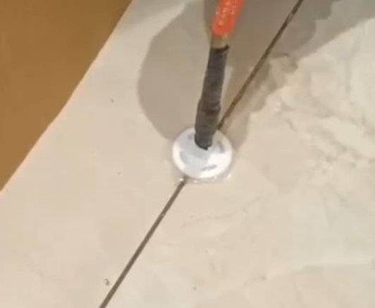 武鸣瓷砖空鼓维修公司专业解答瓷砖在铺贴过程中，如果没有涂抹均匀到位的粘结材料（如水泥砂浆或瓷砖胶），可能会导致以下问题